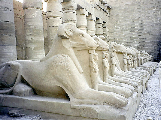 Esfinges do templo de Amon em Karnak